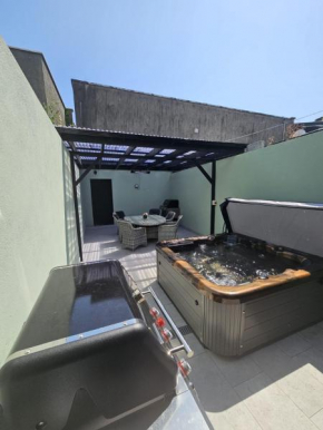Eyre Square Centre House with Hot Tub